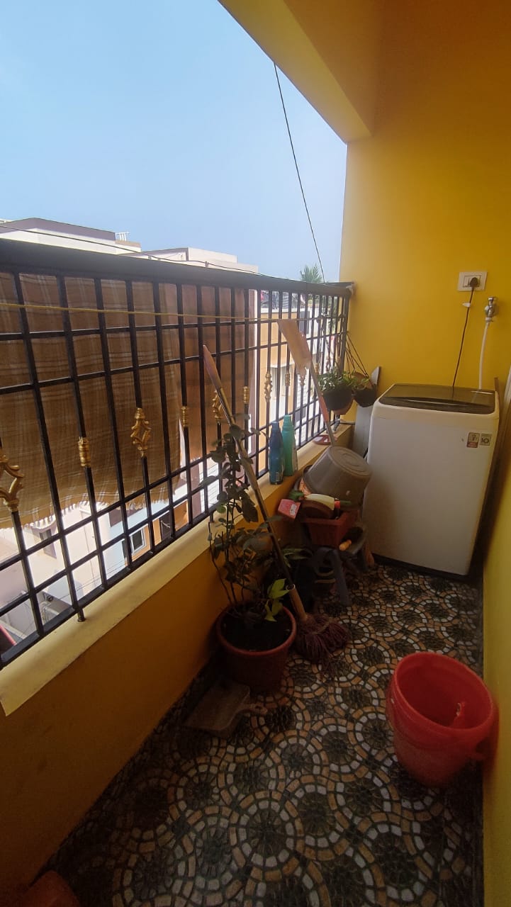 https://trustyproperty-s3-files.s3.ap-south-1.amazonaws.com/properties/bfceb393-0f79-465e-a5a0-a0f907707fab-ambattur OT resale flat  balcony.jpeg